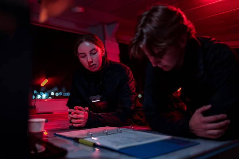 2 adelborsten houden ‘s nachts op de brug de wacht.