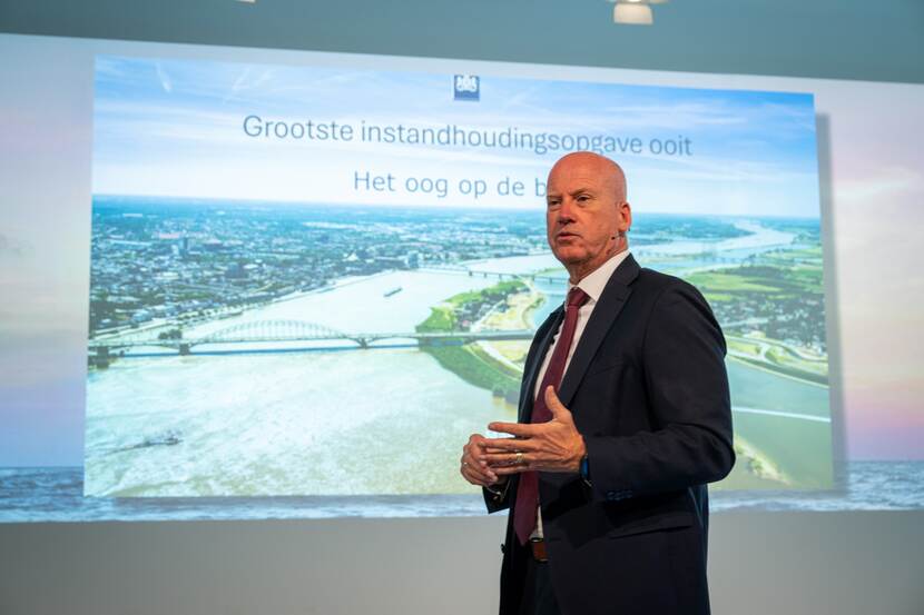 Oud-Commandant Landstrijdkrachten generaal buiten dienst Martin Wijnen spreekt tijdens de op conferentie.