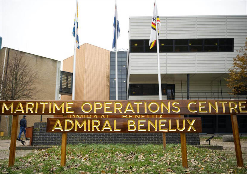 Het naambord van het Maritime Operations Centre Admiral BENELUX voor gebouw De Brug.
