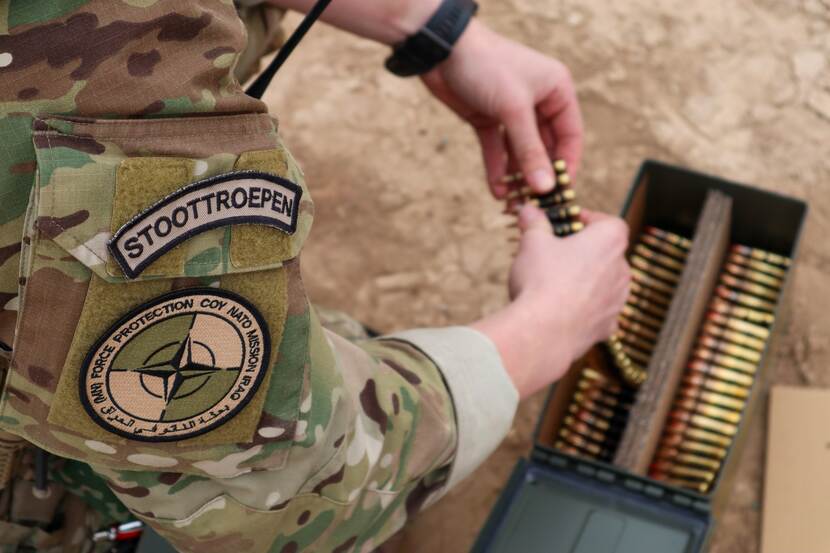 De arm van een militair en een mouwembleem op de schouder.