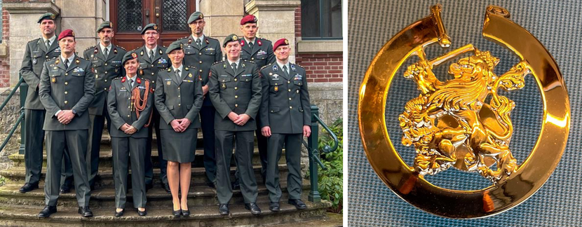 Een aantal officieren en het embleem.