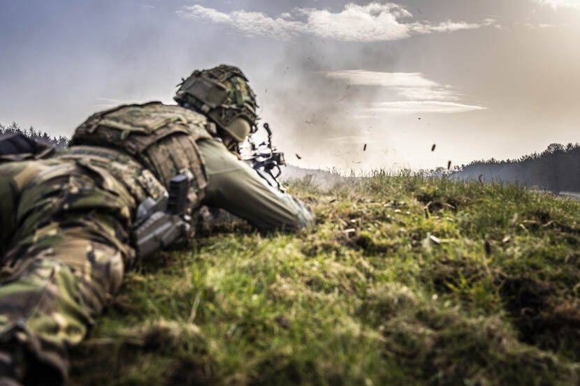 soldaat probeert drone uit de lucht te schieten