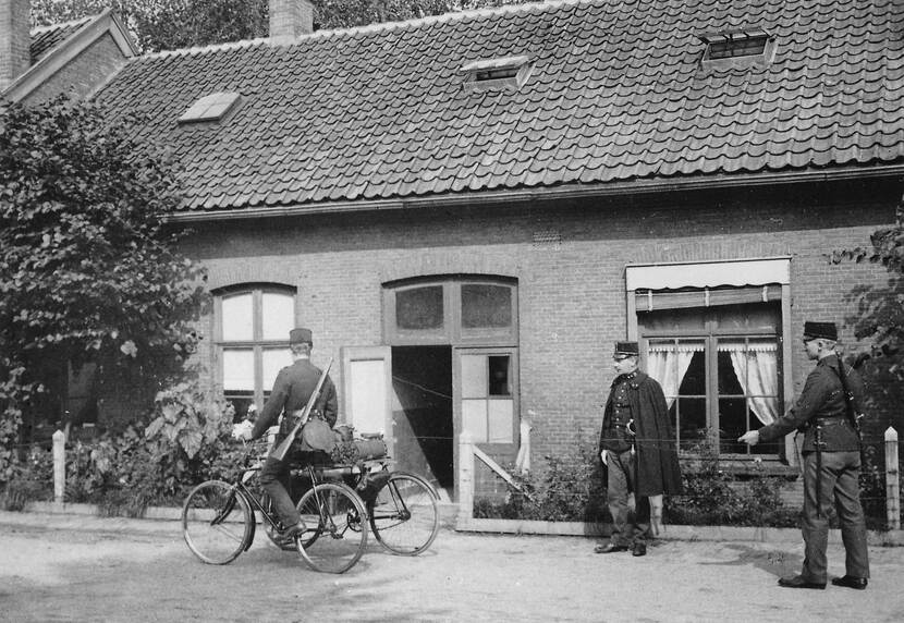 Verbindelaars die bezig zijn met het leggen van een telegrafielijn.