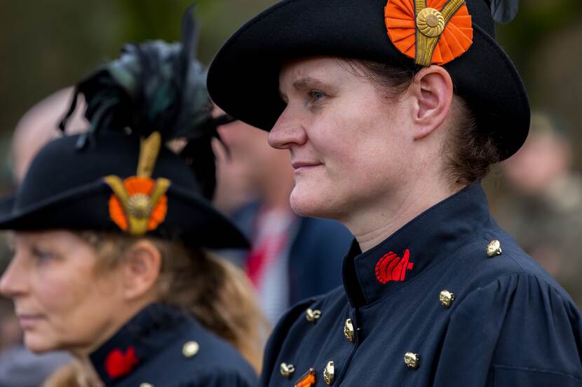 Een portret van een marketenster met traditioneel hoofddeksel.