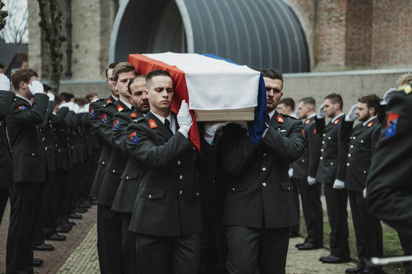 Collega’s van eerste luitenant Ewout van de Lustgraaf fungeren als draagploeg.