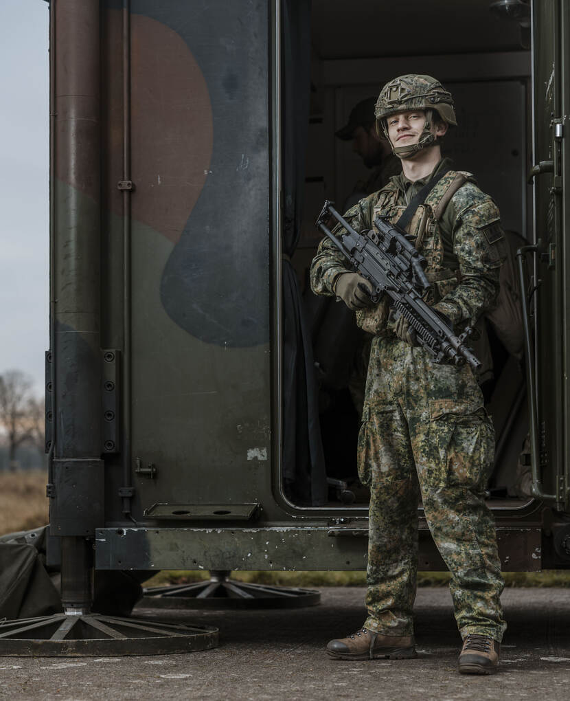 Een militair bewaakt bewapend en al een militaire ruimte.