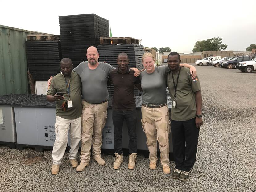 Amber in Bamako, Mali, met collega-chauffeurs.