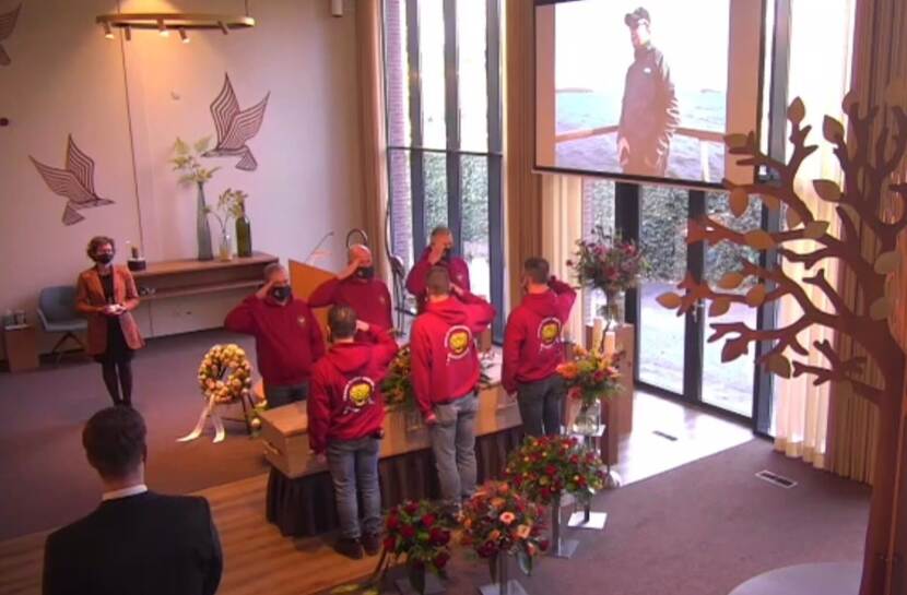 Een fragment uit de video die is gemaakt bij de uitvaart van sergeant-majoor Fred Simmelink. Om zijn kist staan veteranen van zijn compagnie met de sweater van de eenheid.