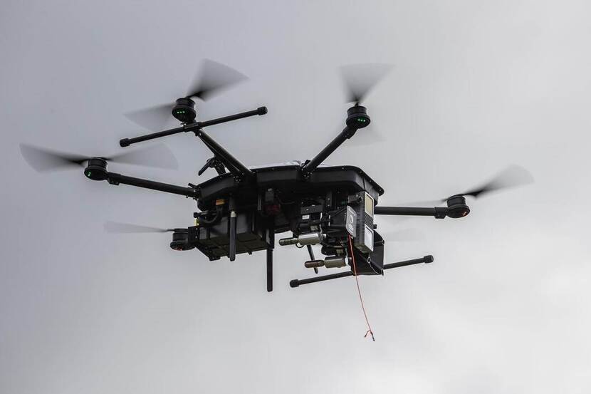 Een drone in de lucht.