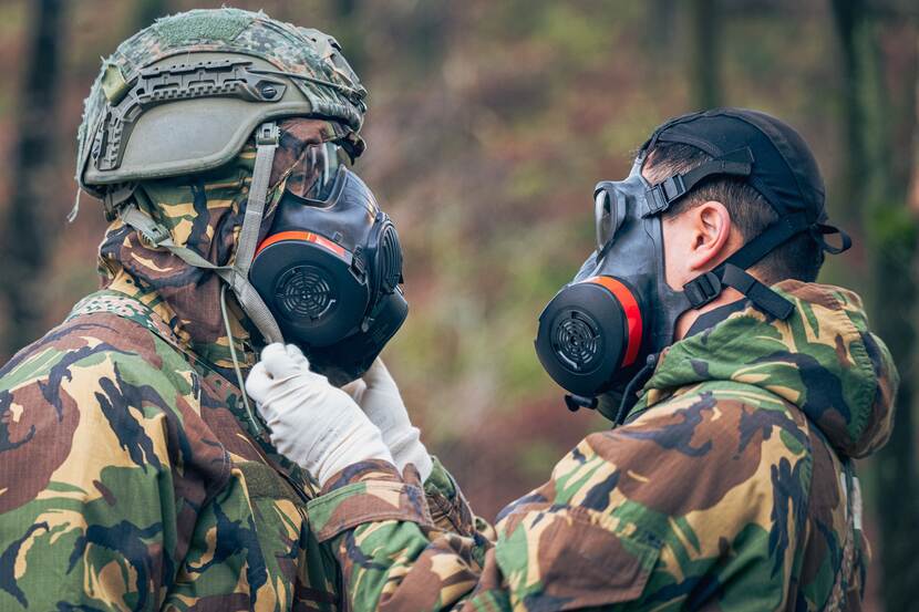 Militairen oefenen met gasmaskers