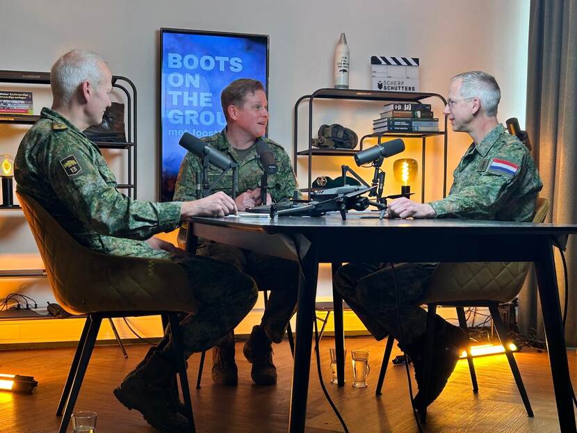 Drie militairen in gesprek.