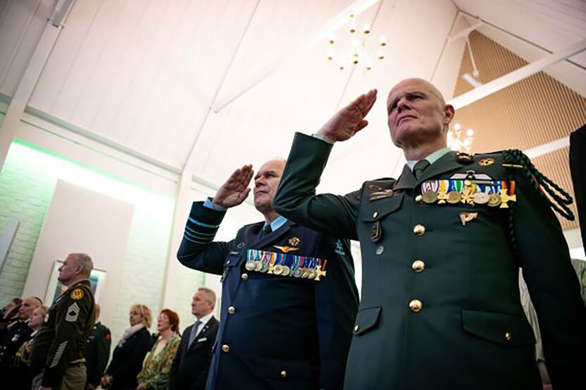 De CDS en C-LAS brengen de groet.