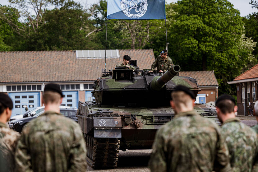 Een tank met personeel erop.