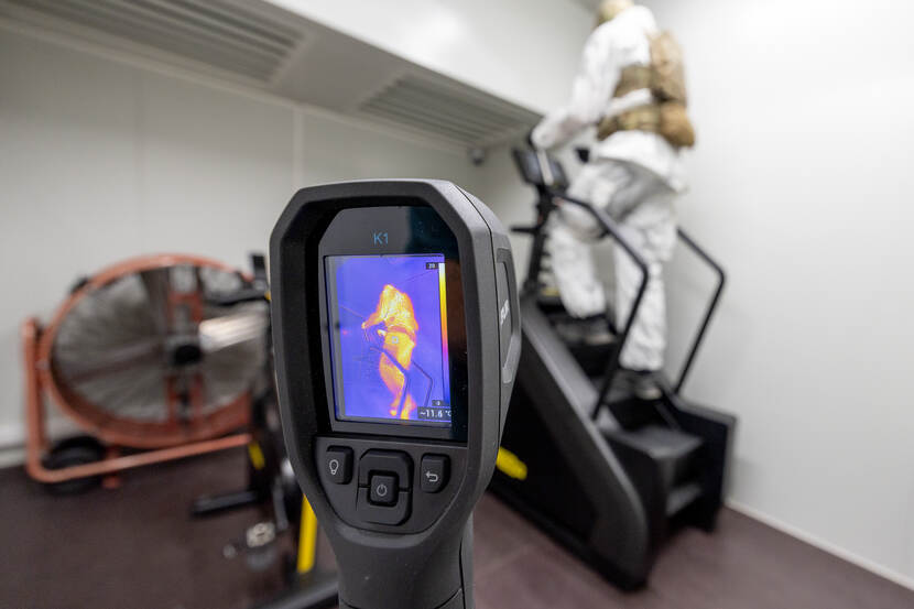 Een infraroodcamera gericht op de bewegende militair. Met rood- en geeltinten is de temperatuur af te lezen.