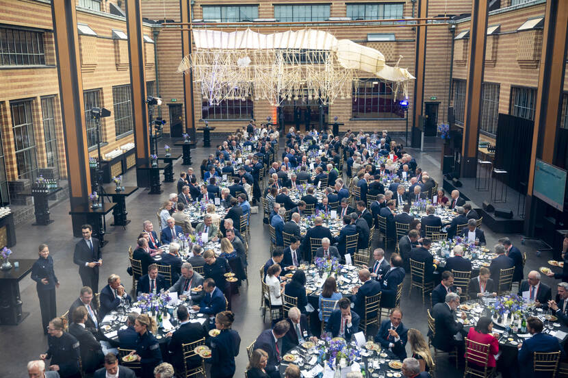 Een diner met afgevaardigden vanuit de defensie-industrie.