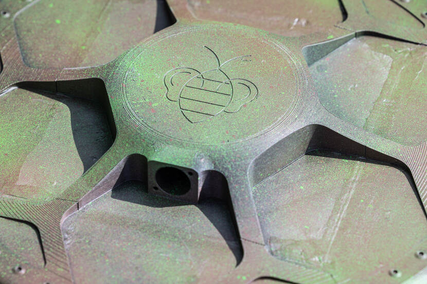 Close-up van een groen gespoten akoestische sensor.