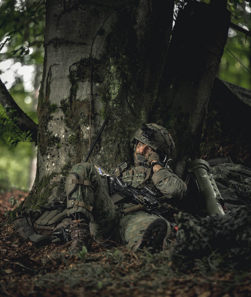 Pelotons commandant zit in de verbinding met zijn eenheid tijdens de verdediging van een berg.