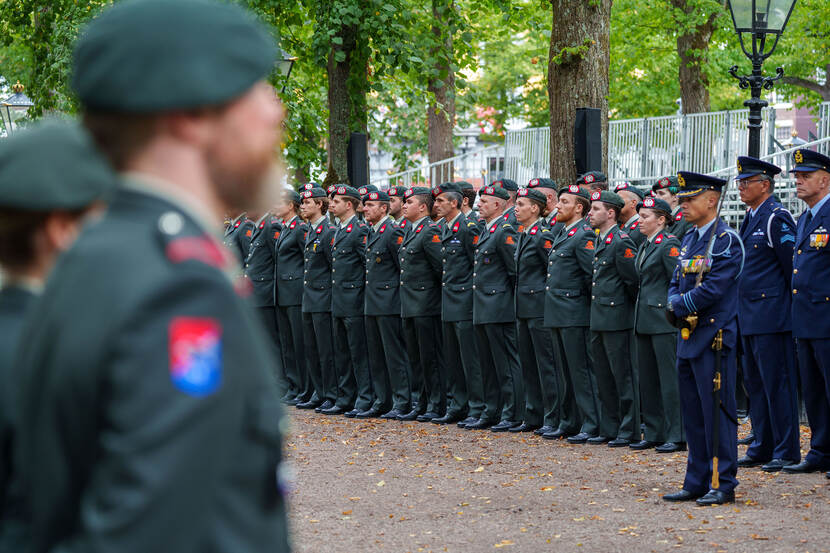 Reservisten op een rij in Den Haag.