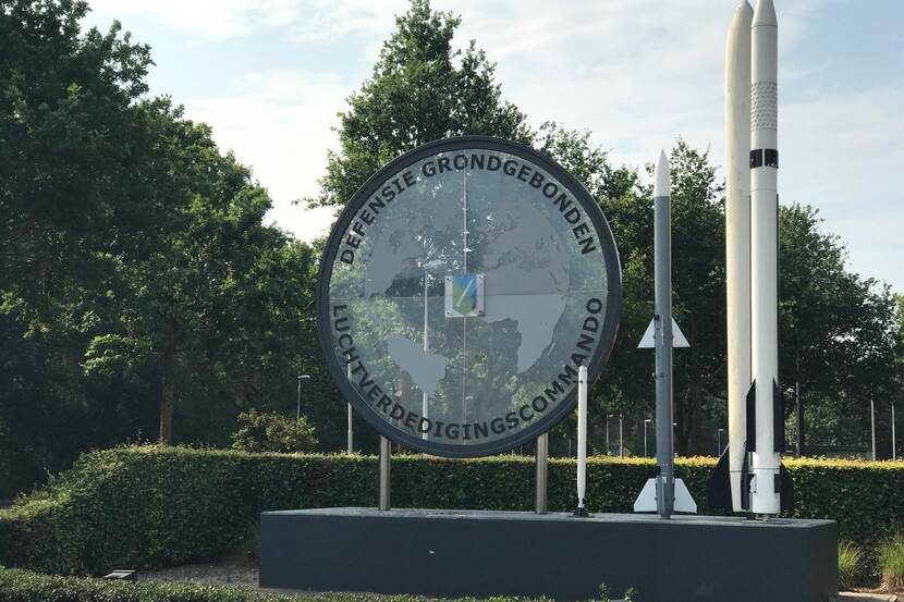 De ingang van het DGLC.