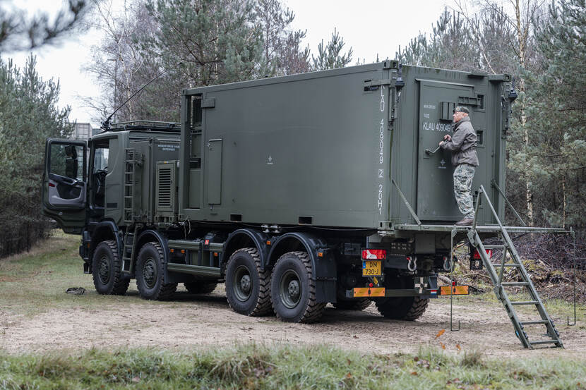 de A1 shelter in een bosrijke omgeving.
