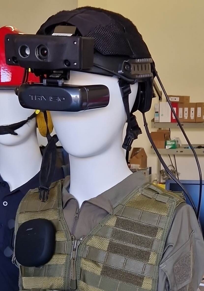 Augmented reality bril waar de waarnemer doorheen kijkt en zowel het echte terrein als de gesimuleerde doelen daarop geprojecteerd ziet.