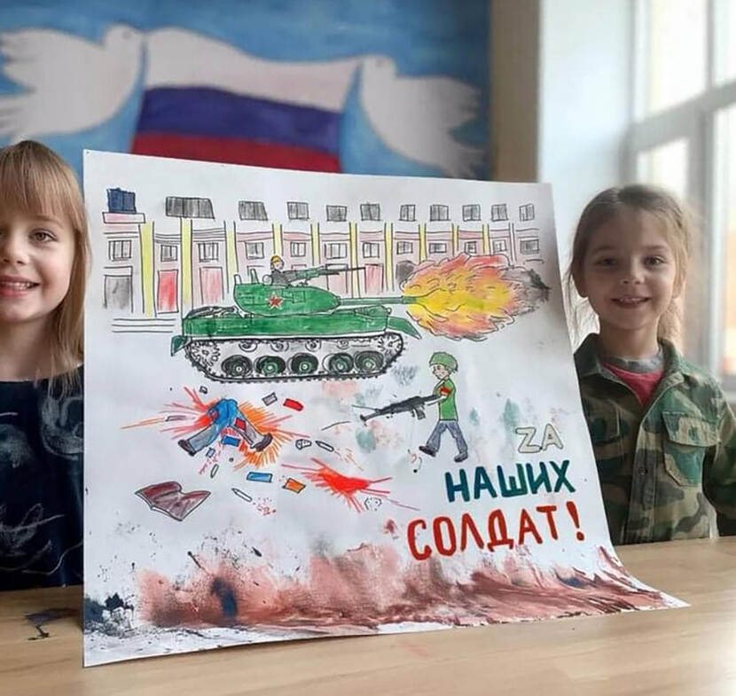 2 Russische kinderen houden gezamenlijk een bloederige tekening vast.
