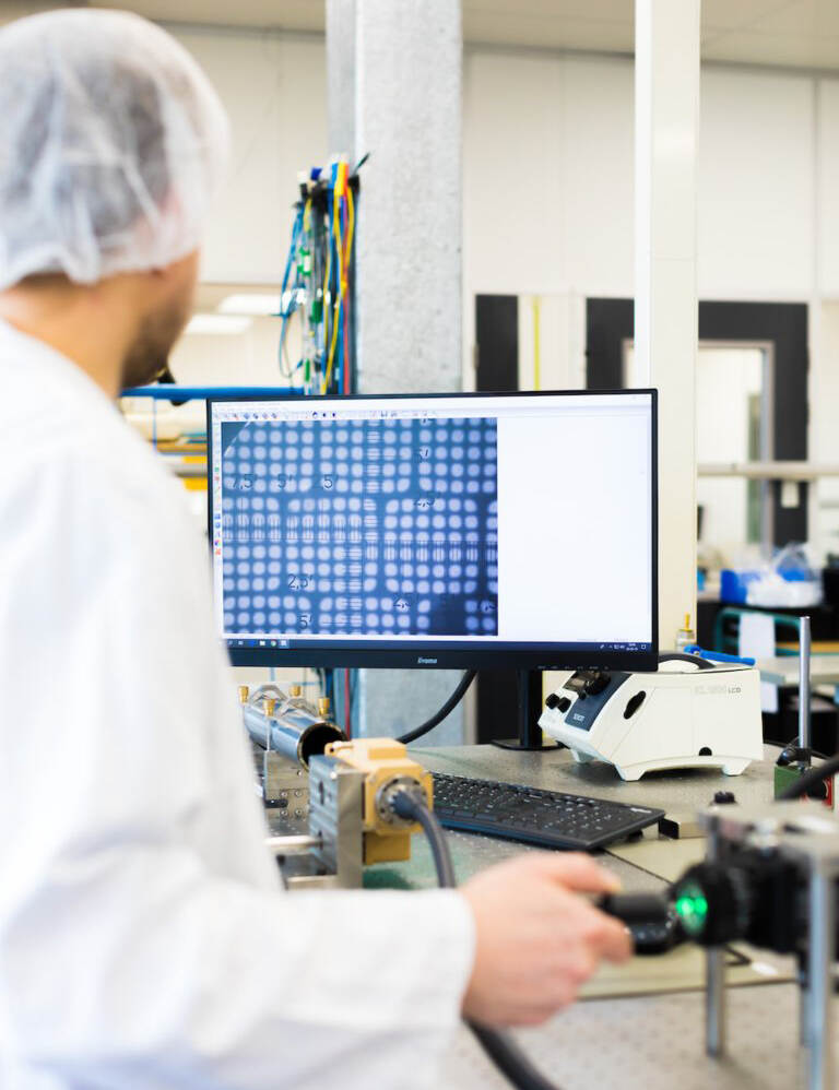 Een medewerker test een product.