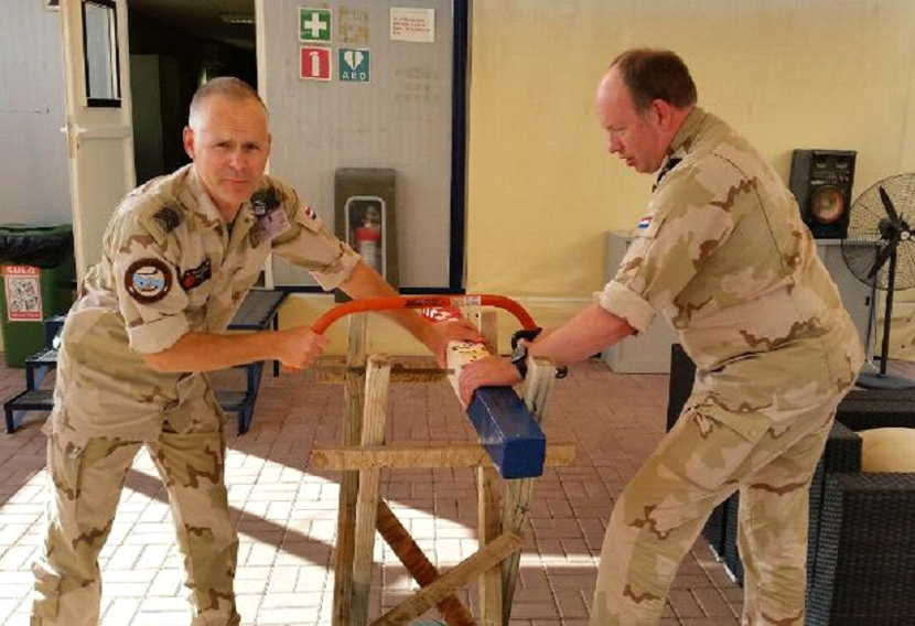 2 militairen zagen de term-balk door.