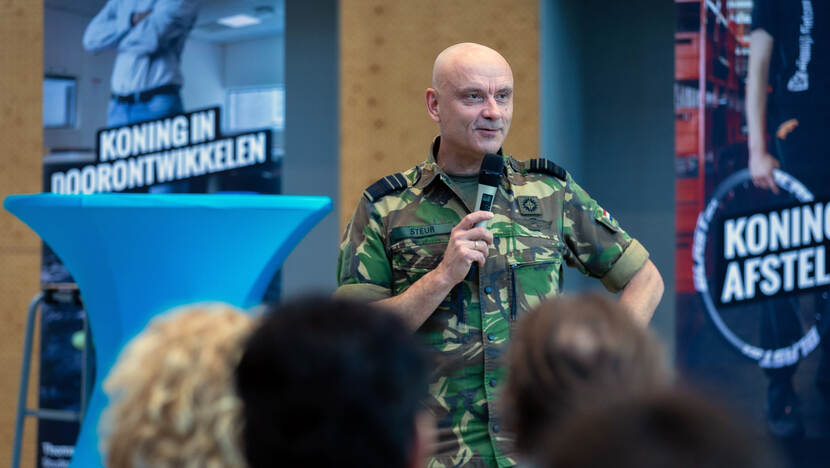 Op de foto spreekt commandant Luchtstrijdkrachten André Steur de aanwezigen toe.
