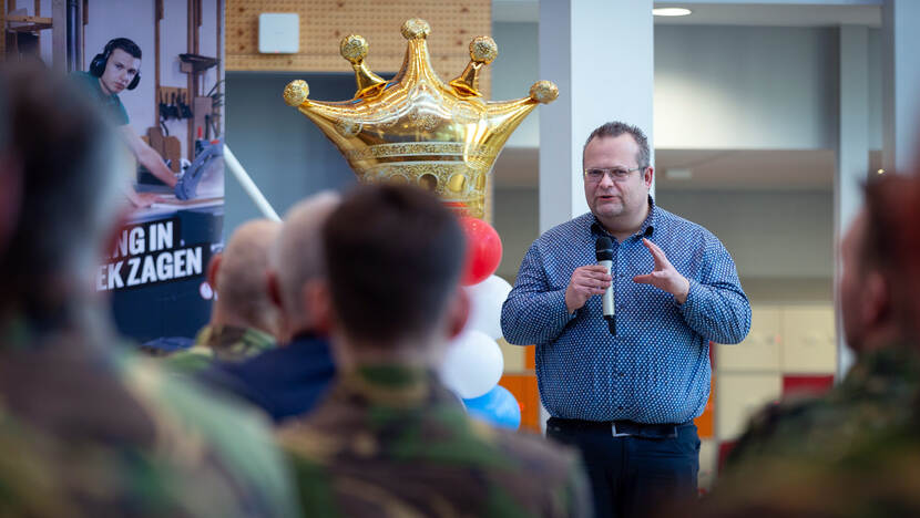 Docent Peter Ihmels spreekt de aanwezigen toe.
