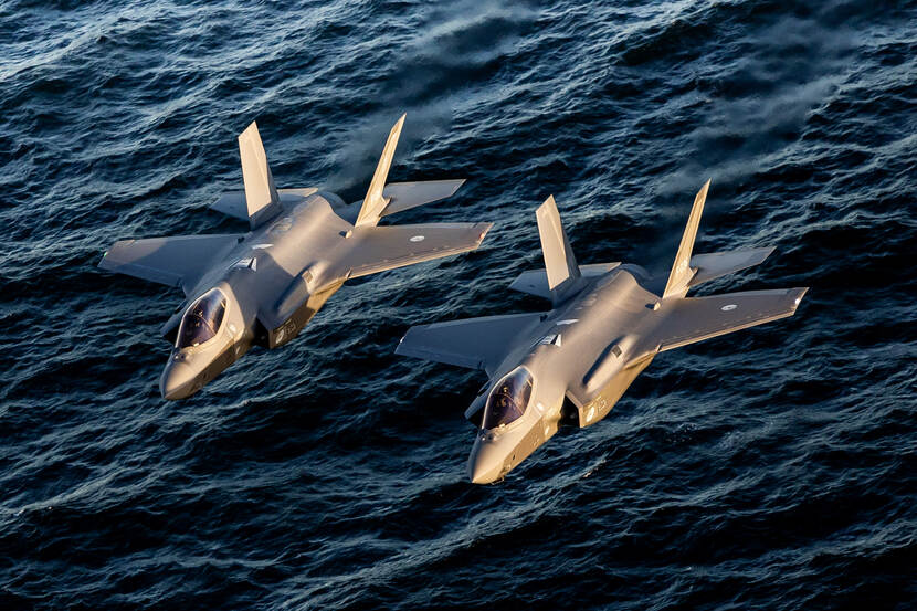 Twee F-35’s vliegend boven zee