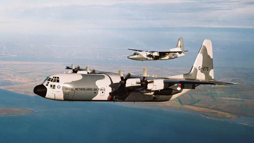 Een Fokker F-27M-300 Troopship en Lockheed C-130H-30 Hercules, beide van 334 squadron, vliegen naast elkaar.