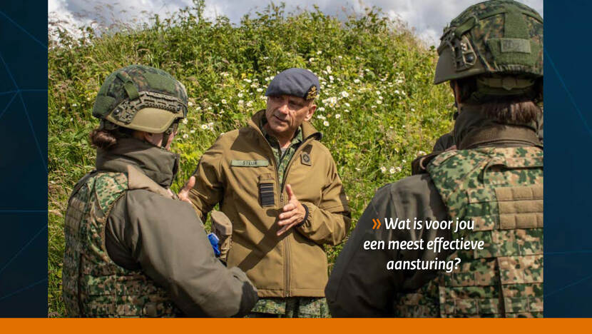 C-LSK Steur in gesprek met twee militairen in gevechtstenue. In de foto staat de tekst: Wat is voor jou een meest effectieve aansturing?