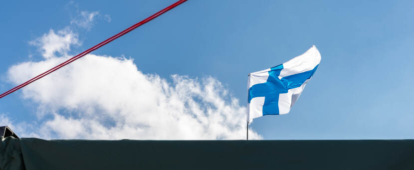 Een wapperende Finse vlag.