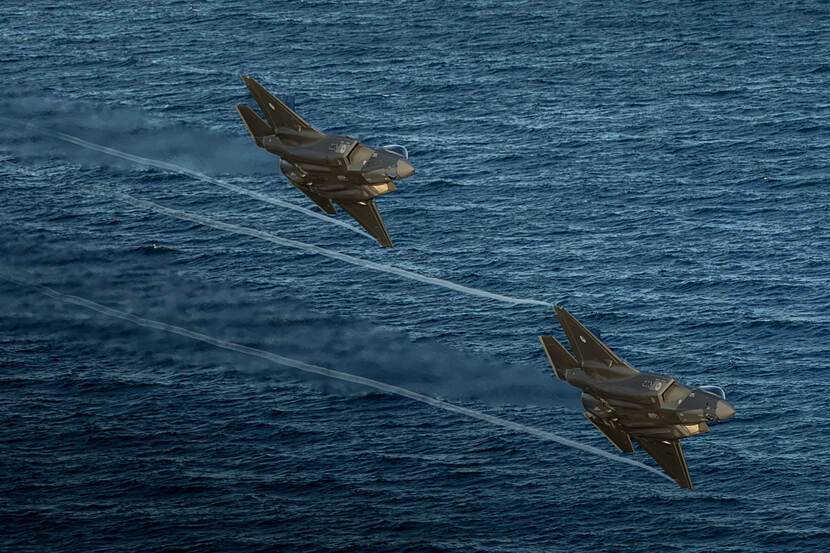 Twee F-35’s vliegen boven water.
