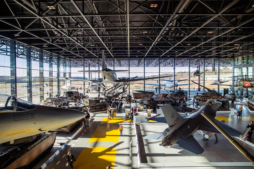 Het Nationaal Militair Museum met in beeld onder meer diverse vliegtuigen.