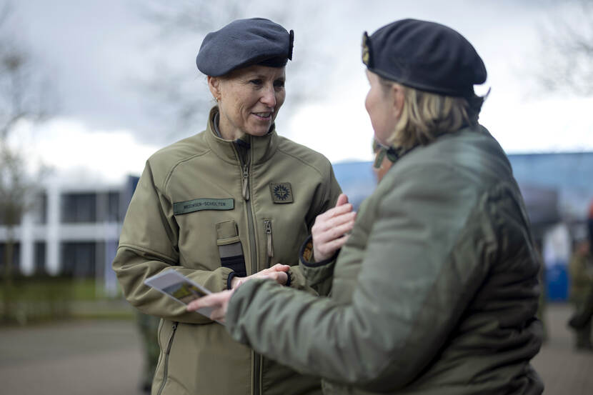 Directeur Personeel en Bedrijfsvoering commodore Ellen Meeuwsen-Scholten spreekt met iemand van de informatiestand voor reservisten.