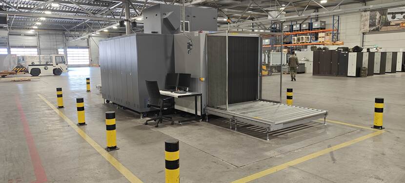 De cargoscanner in een loods.