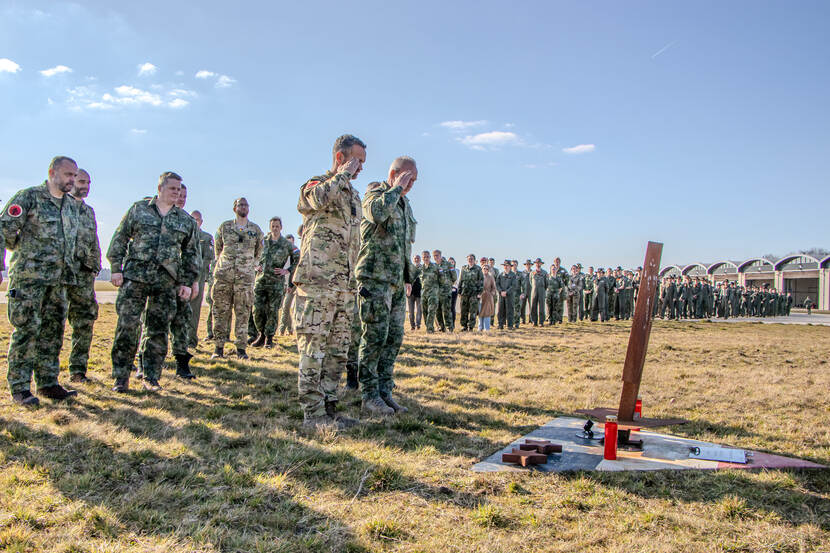 Militairen brengen eregroet bij herdenkingsmonument op het buitenterrein van Vliegbasis Gilze-Rijen.