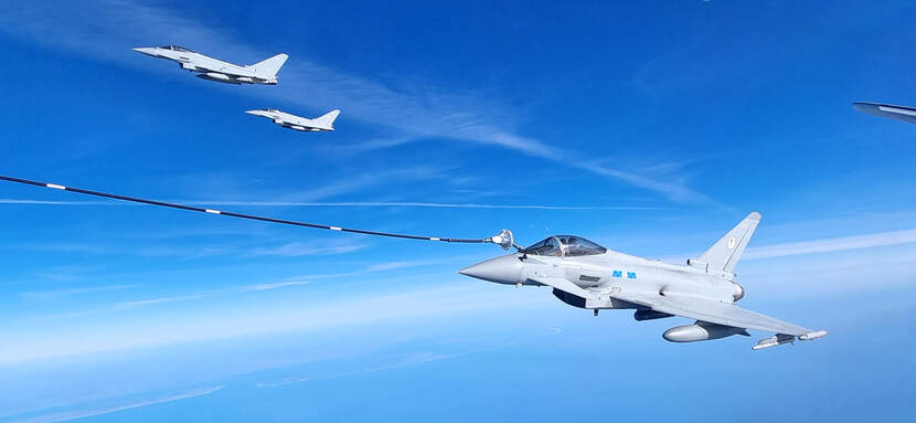 Drie Britse Typhoons waarvan er één tankt, hangen aan de vleugel van A330 MRTT van de MMU.