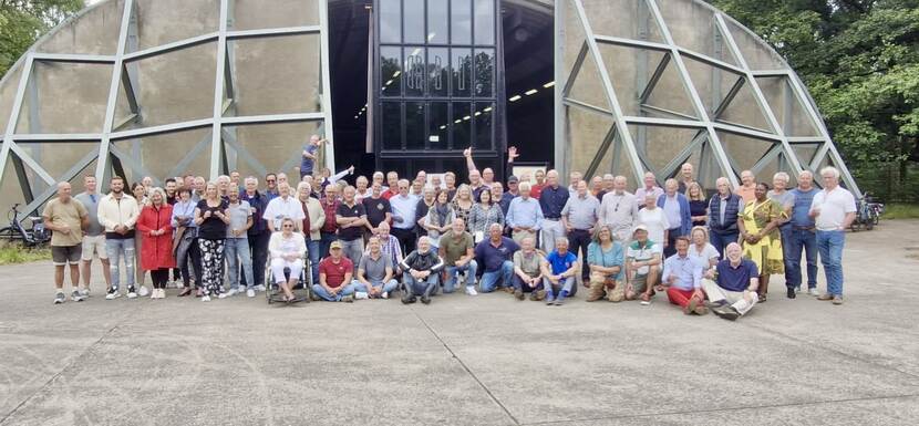 Groepsfoto voor een shelter.