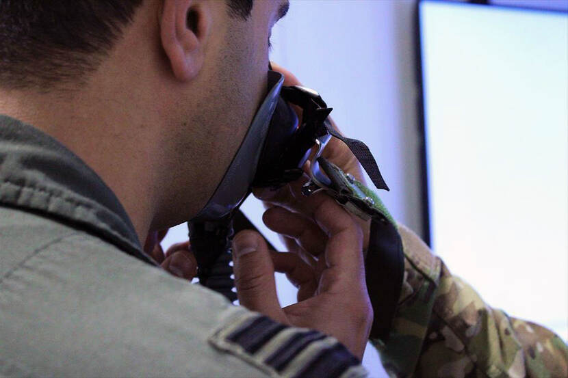 Vlieger met zuurstofmasker.