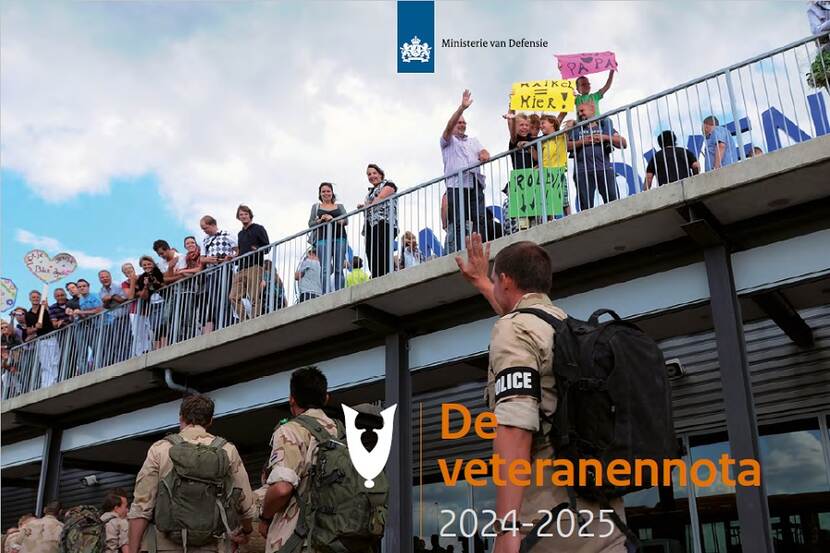 Voorpagina Veteranennota met daarop zwaaiende militairen naar burgers.