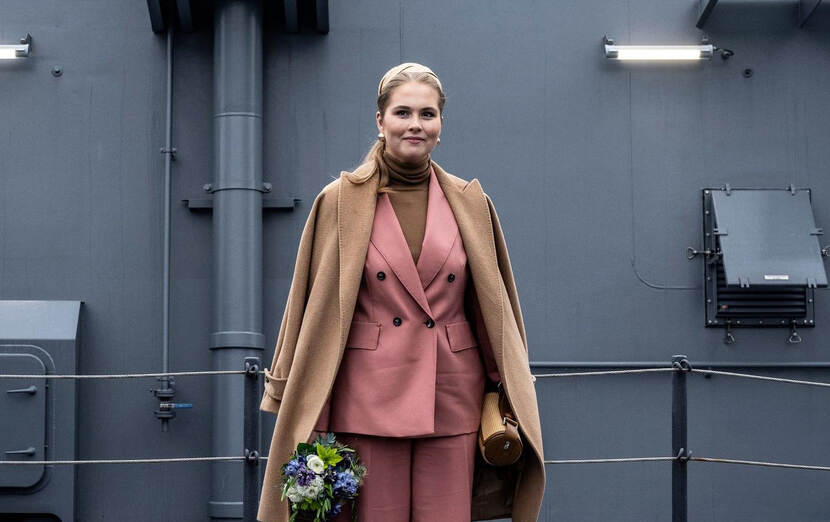 Portret kroonprinses Amalia voor een marineschip
