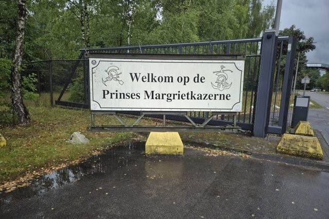 Poort met bord ‘Welkom op de Prinses Margrietkazerne’.