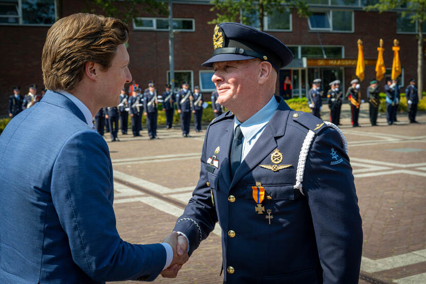 Adjudant Paul schudt Defensieminister Ruben Brekelmans de hand nadat hij een Bronzen Kruis in ontvangst nam.