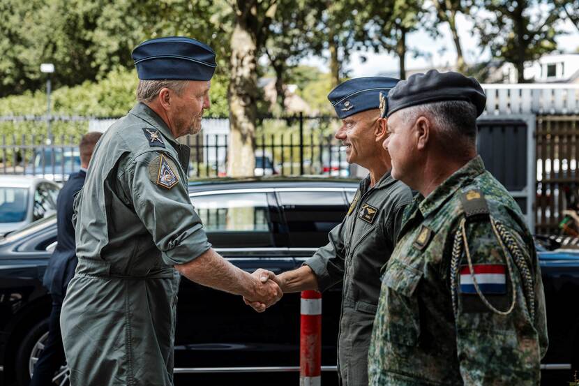 Luchtmachtcommandant luitenant-generaal André Steur begroet de Koning.