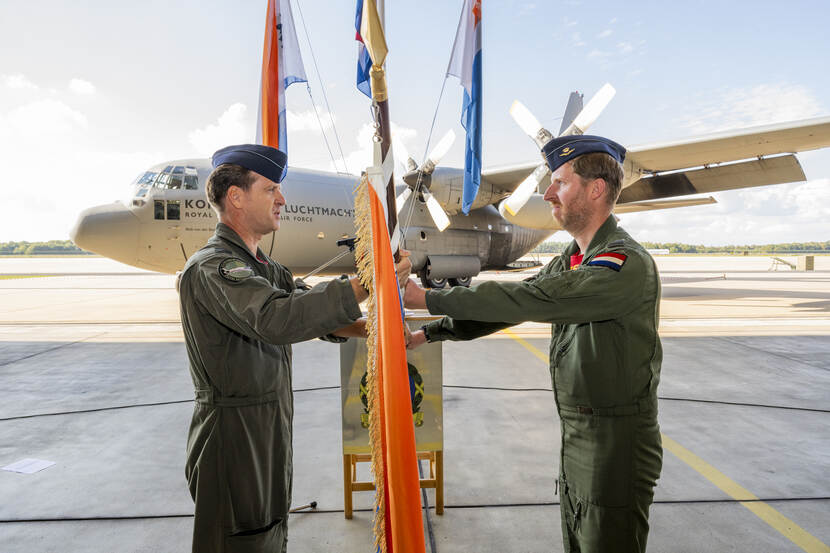 Spijksma overhandigt de vlag aan Vervloet.