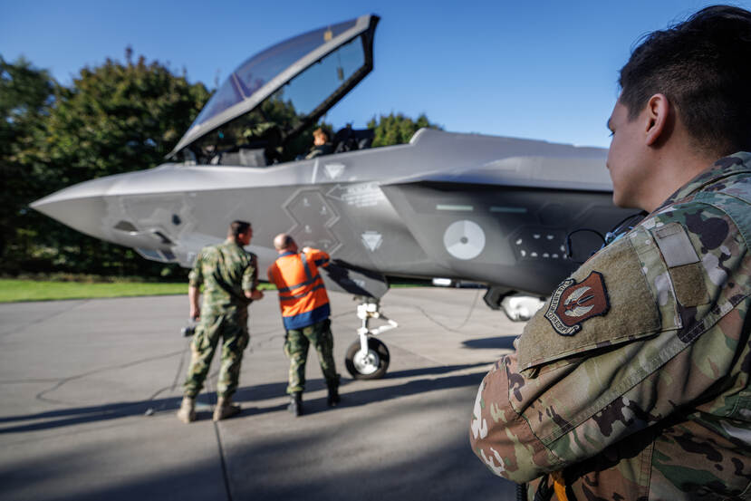 Militairen van diverse nationaliteiten buiten aan het werk op een F-35.