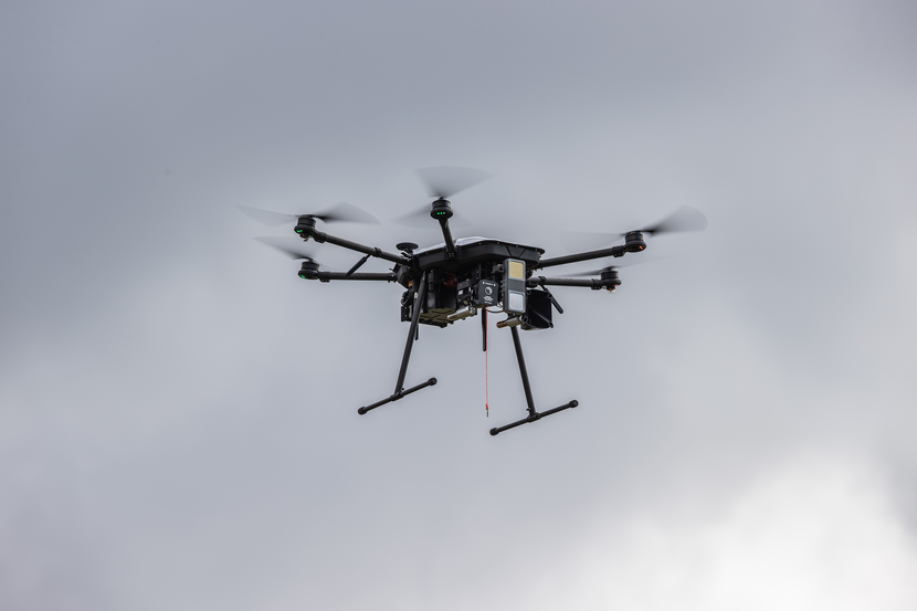 Een drone in de lucht.